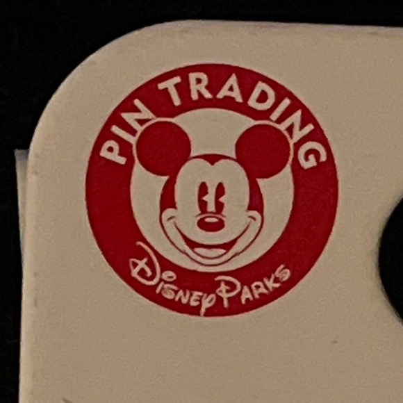 NWT Disney Parks It’s A Small World Holiday LE Trading Pin w/moving clock Carded - Picture 3 of 4